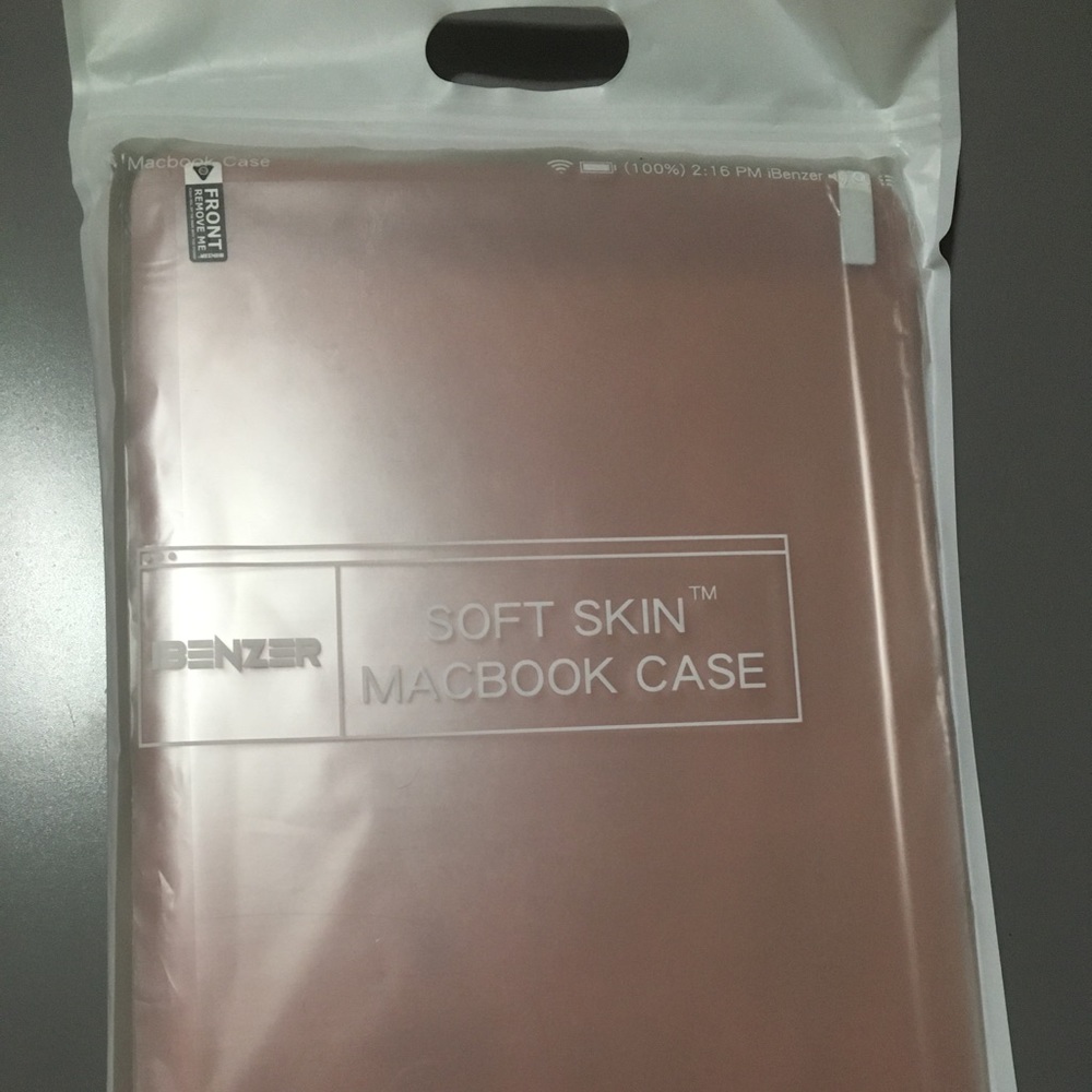 NWT☀️Soft skin MacBook Pro Case